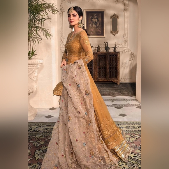 Authentic Official MARIA.B-MBROIDERED - Mustard Maxi Dress With Organza Duppata - Picture 4 of 14